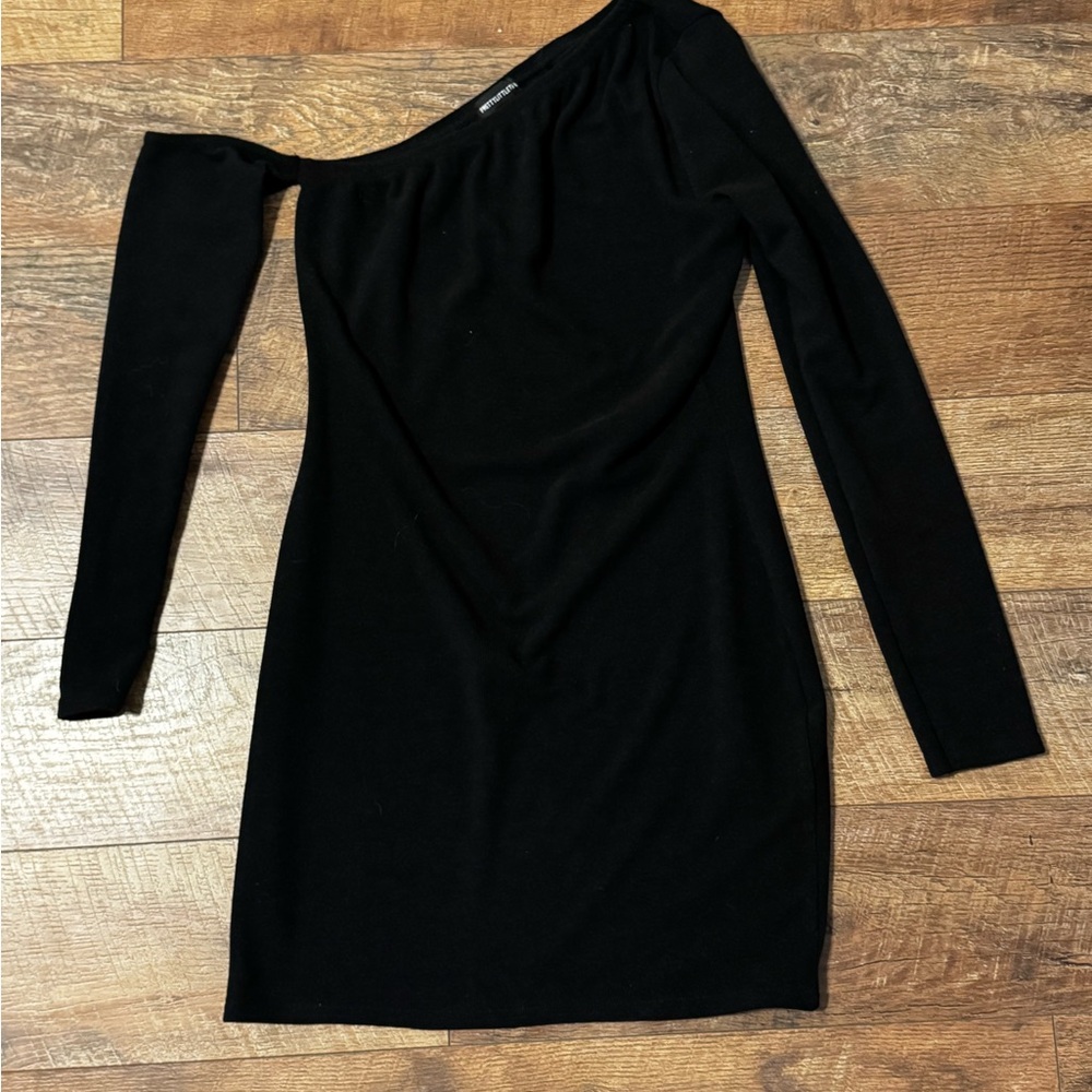Pretty Little Thing Black Off-Shoulder Dress - Picture 2 of 5